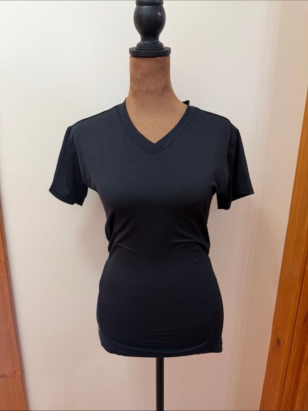 Under Armour HeatGear Women's Compression Black V-Neck Short Sleeve Tee NWOT Med